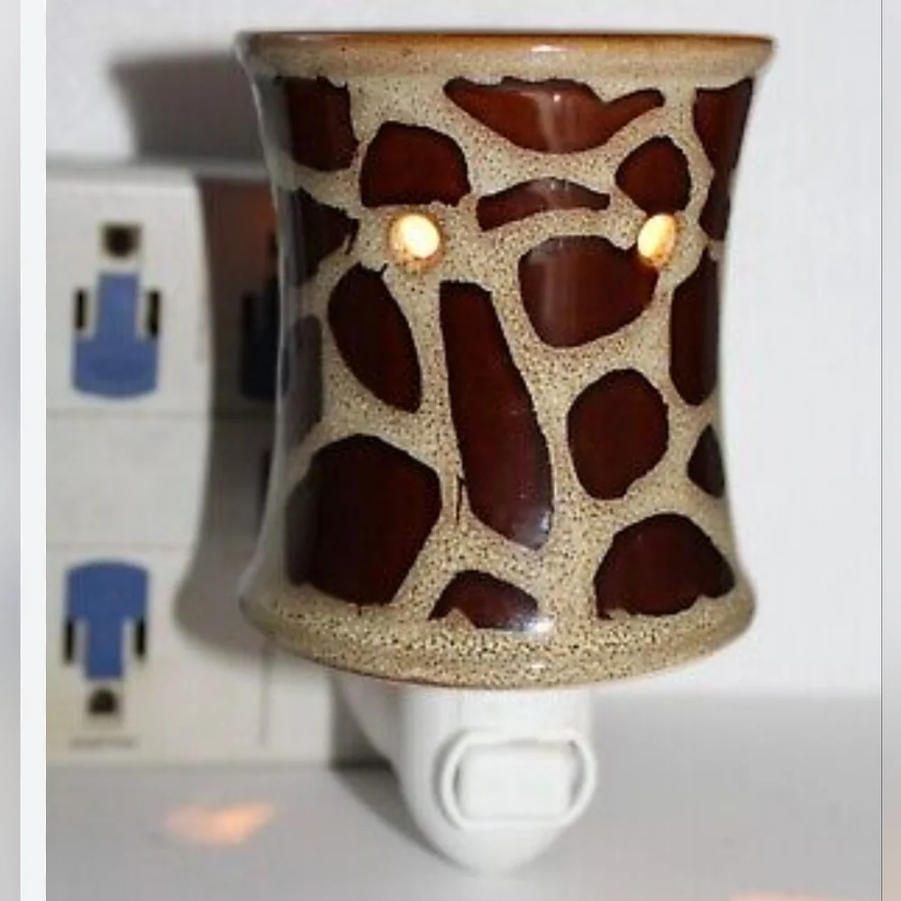 💜-SCENTSY |GIRAFFE PLUG IN